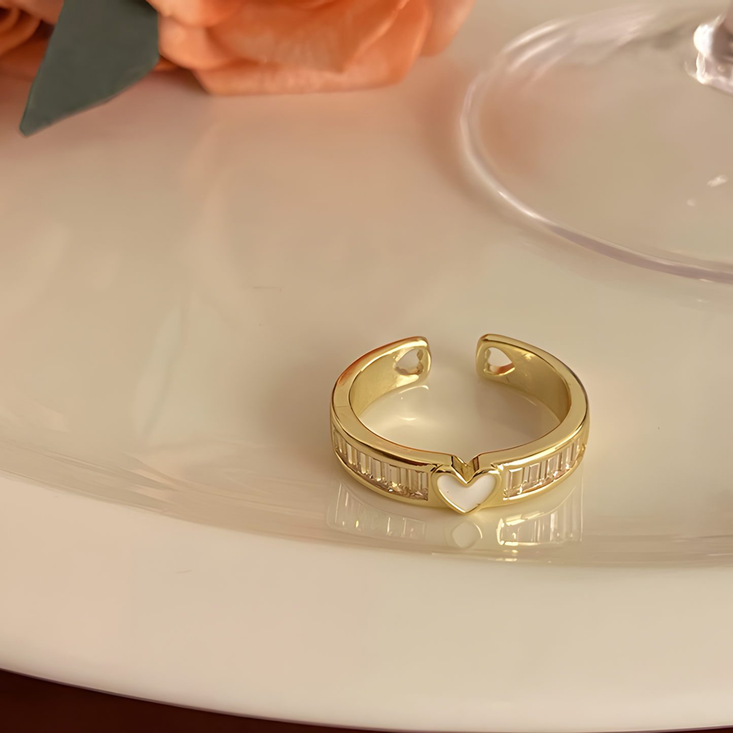 Gold ring with a heart design on a white surface, featuring the brand 'xu fan shipin'.
