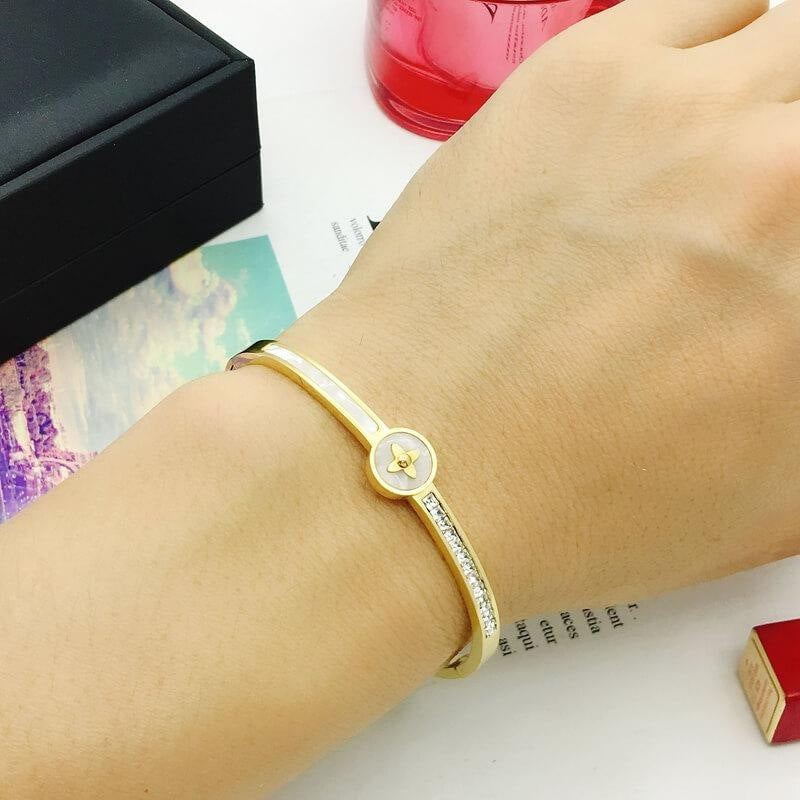 Classic Star Accent Gold Bracelet